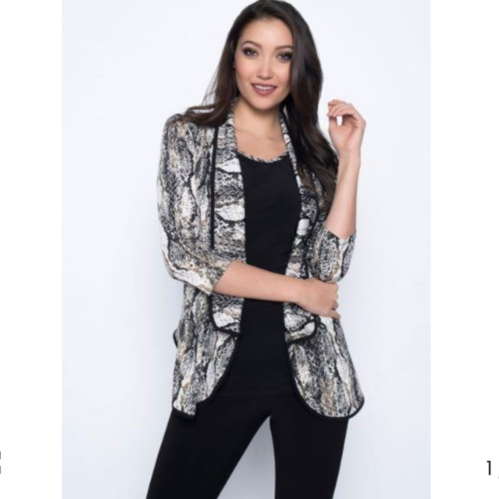Frank Lyman snake print open-front cardigan jacket with 3/4‎ sleeves.